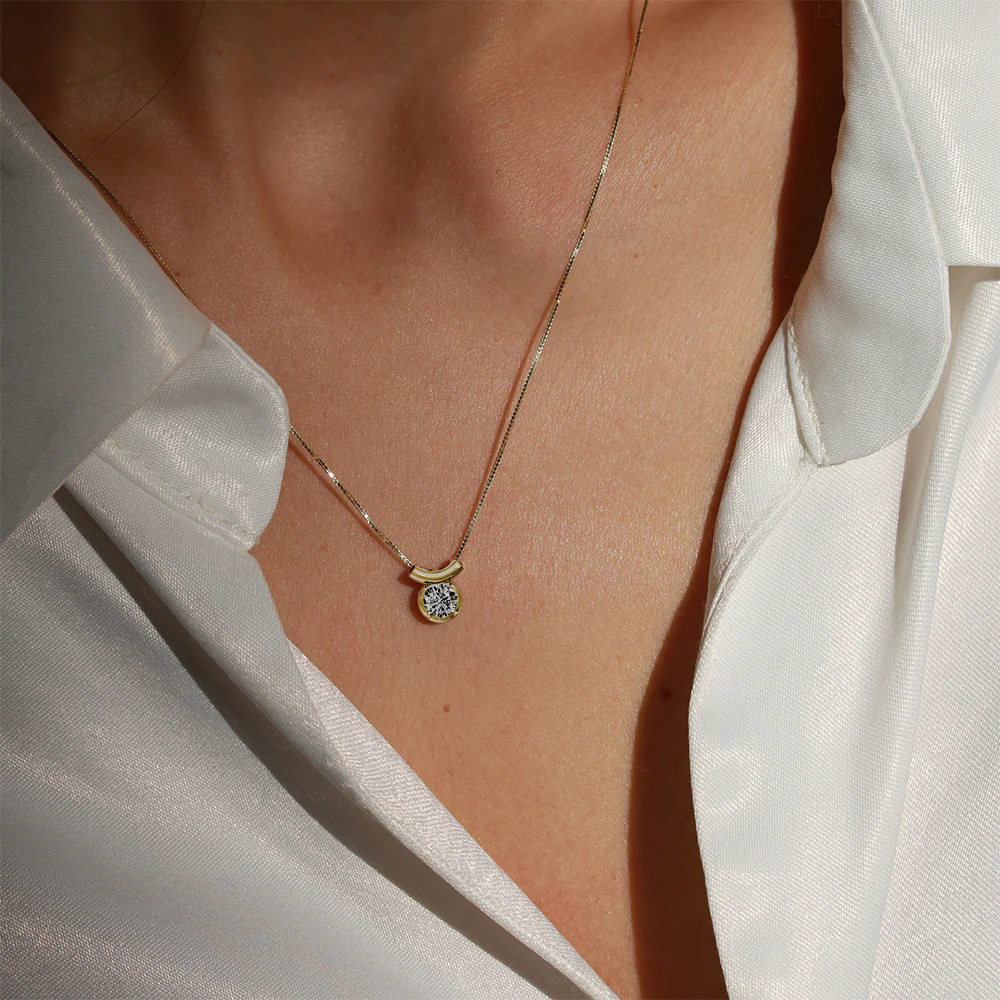 18ct Yellow Gold Brilliant-Cut Diamond and Curved Bar Pendant - Image 2
