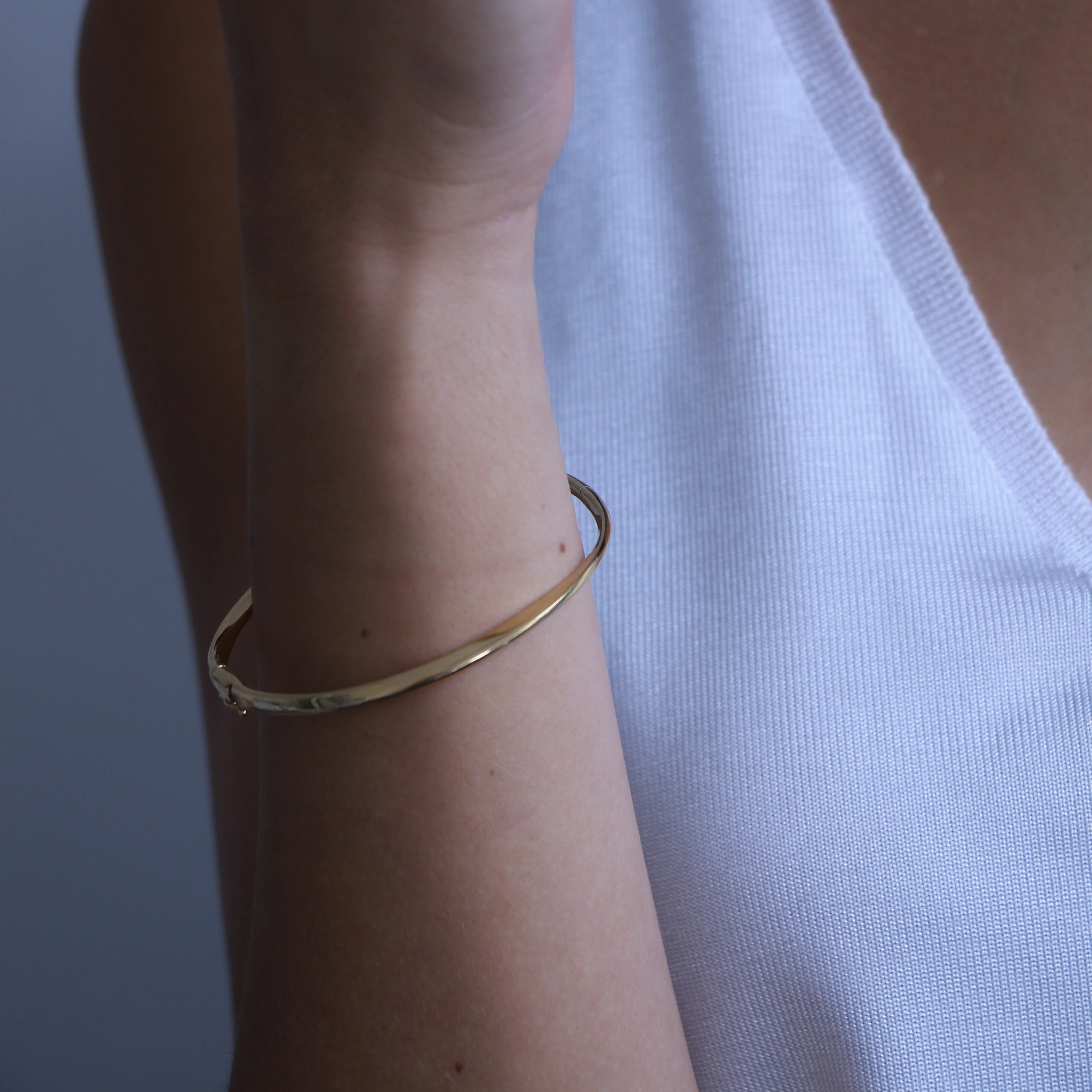 9ct Yellow Gold Curl Narrow Bangle - Image 4