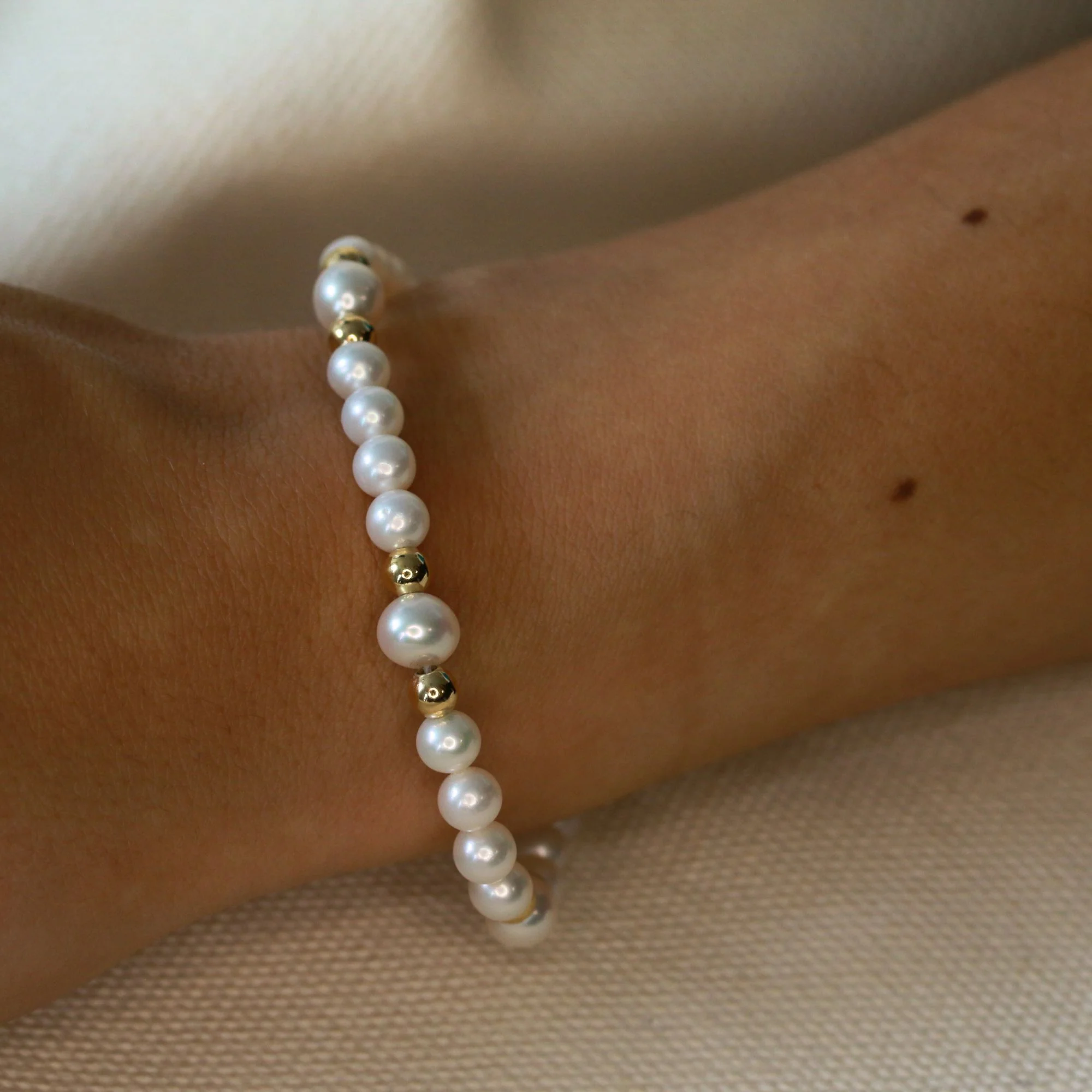9ct Yellow Gold Pearl and Gold Bead Bracelet - Image 2