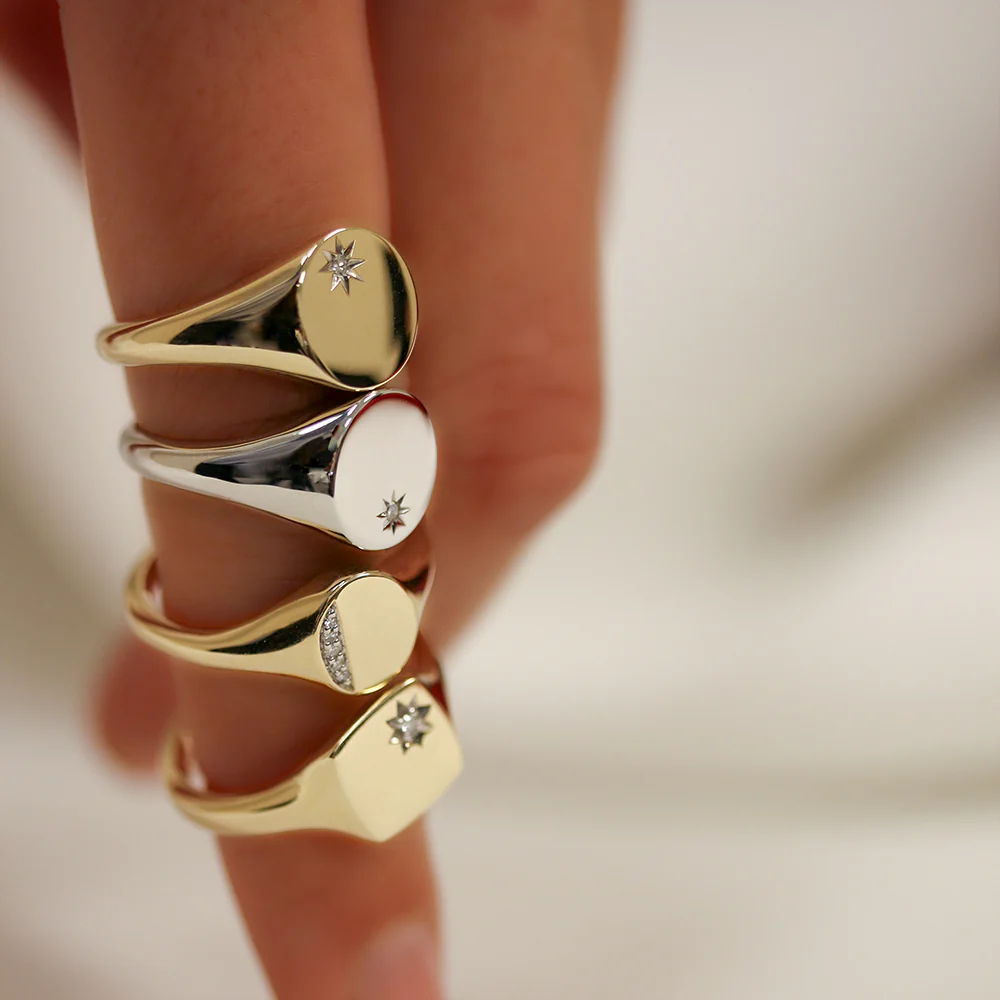 9ct Yellow Gold Rectangular Diamond Signet Ring - Image 2