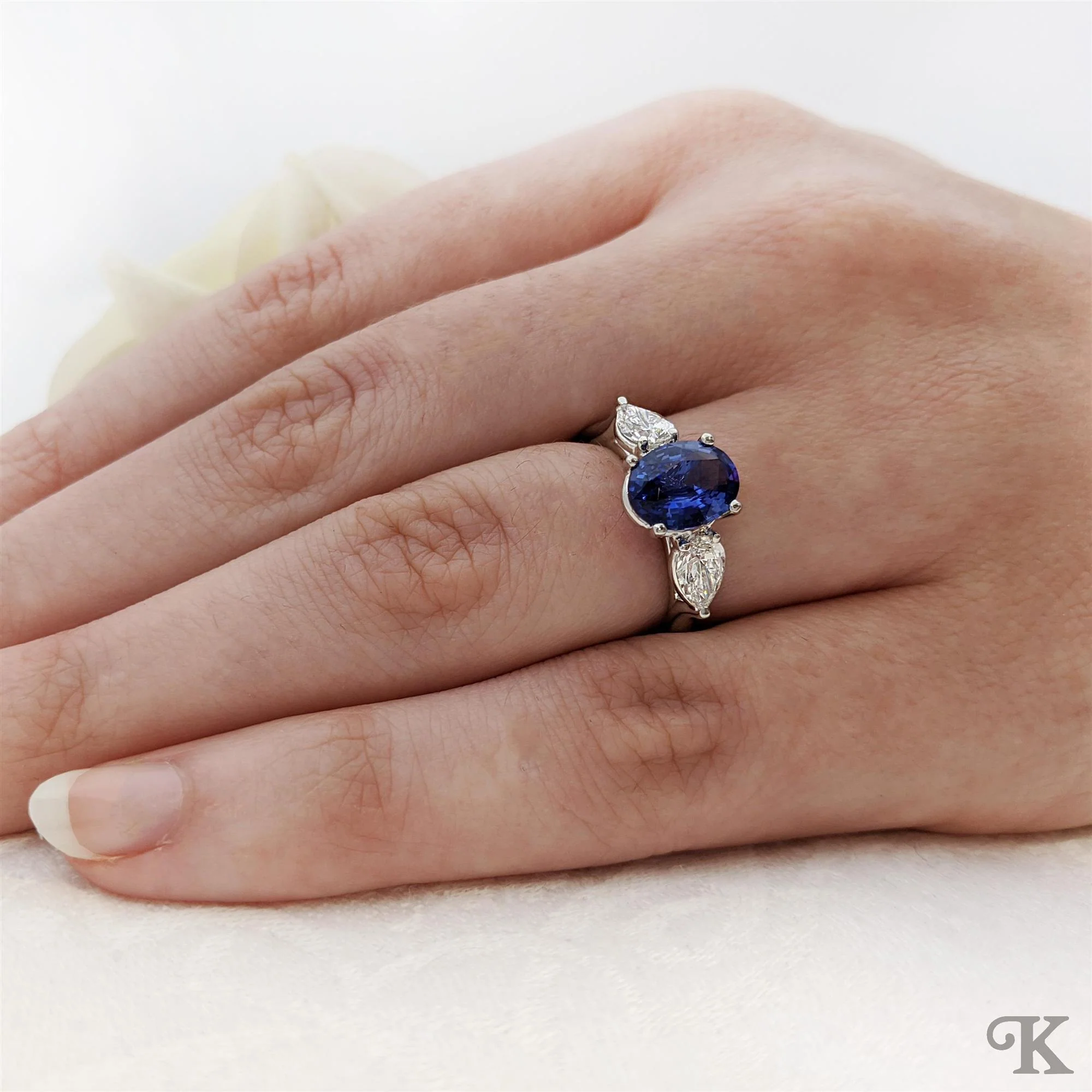 Florentine Oval Three Stone - Image 2